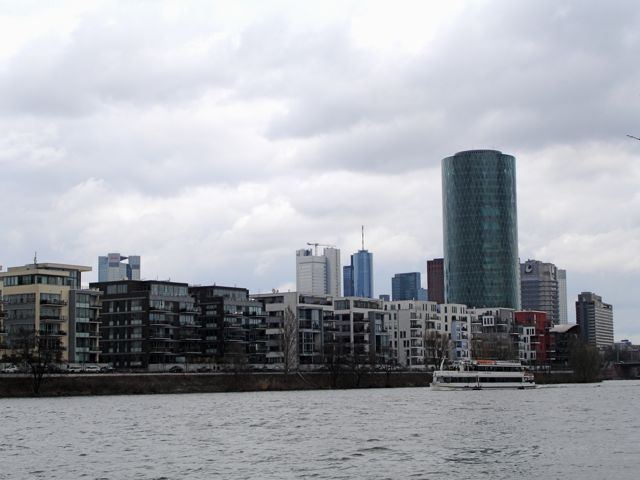 Am Westhafen mit dem Westhafen-Tower, "dem größten Äbbelwoi-Glas der Welt"